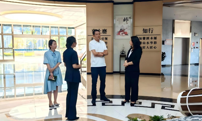 貴陽市商務(wù)局副局長(zhǎng)施京調(diào)研貴州醬酒集團(tuán)南明區(qū)生產(chǎn)基地